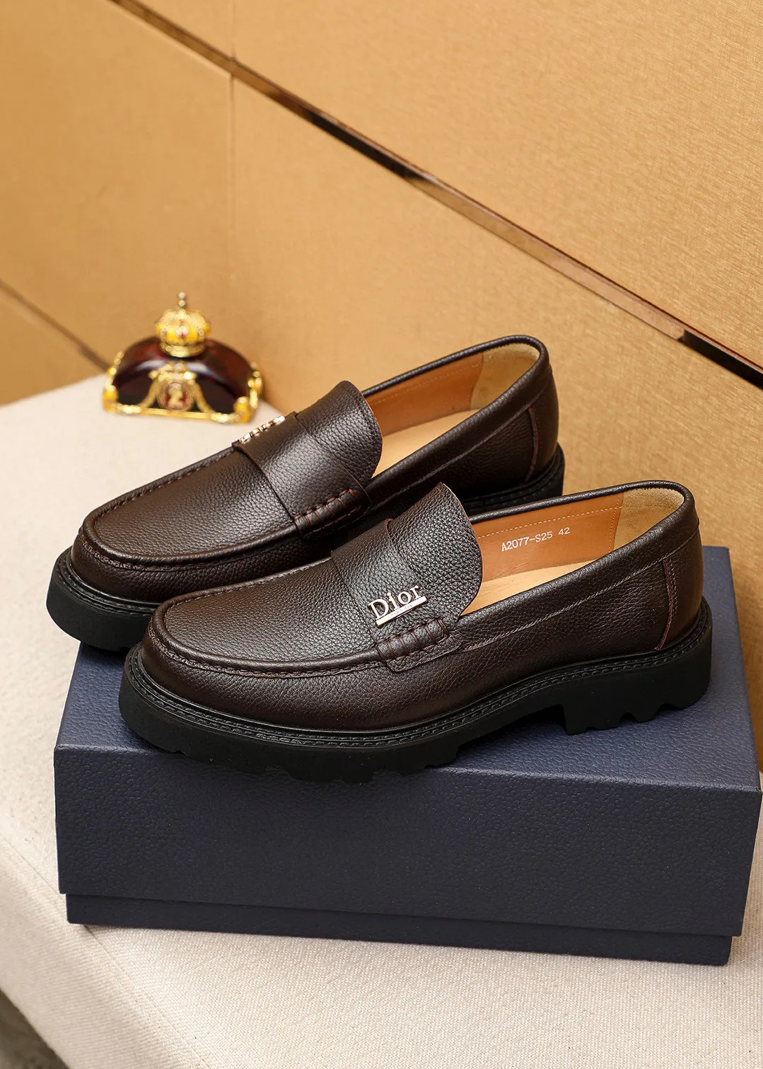 Men's shoes 💰480 💐 Product trademark: Dior "Dior" casual leather shoes Regular size: 39-44 (45🉑️customized) Product materials: Selected Italian imported first-layer pebbled cowhide leather upper + classic hardware buckle, imported water-dyed 🐂 cowhide lining. Strong three-dimensional visual effect, original outsole Color: 3⃣️colors available